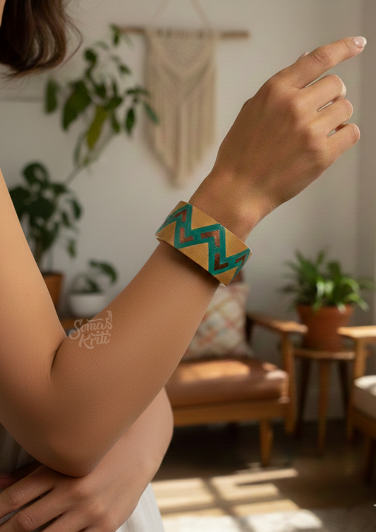 Hand-painted wooden kada- 4 cm- Zig-Zag green & Copper pattern on Wooden color base