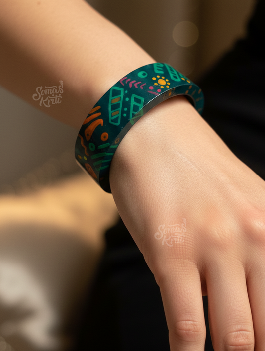 Hand-painted wooden kada- 2 cm- Graphical motifs on Dark Green base